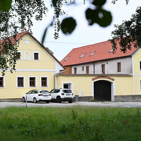 Penzion Mezi řádky Jindřichŭv Hradec Esterno foto