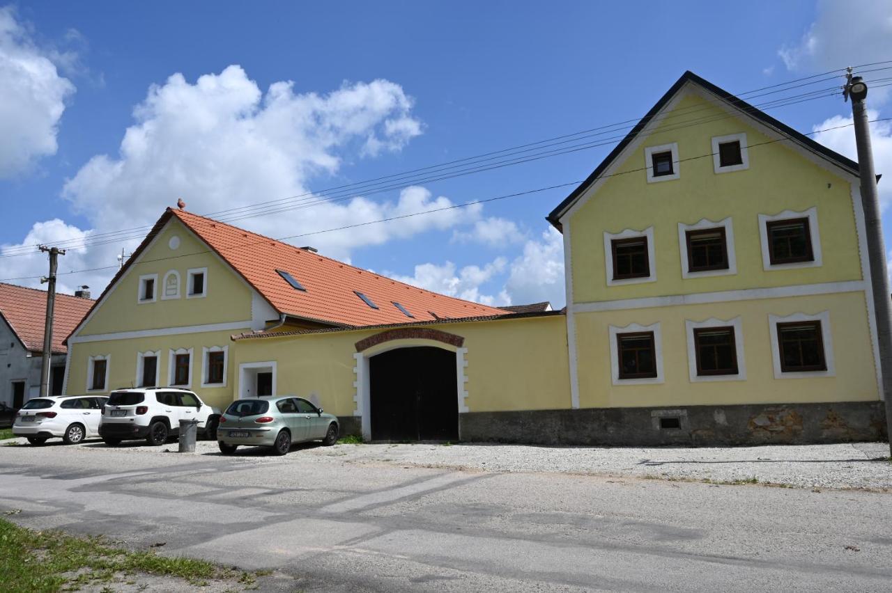 Penzion Mezi řádky Jindřichŭv Hradec Esterno foto