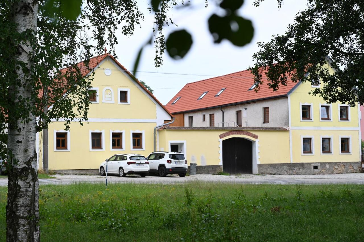 Penzion Mezi řádky Jindřichŭv Hradec Esterno foto